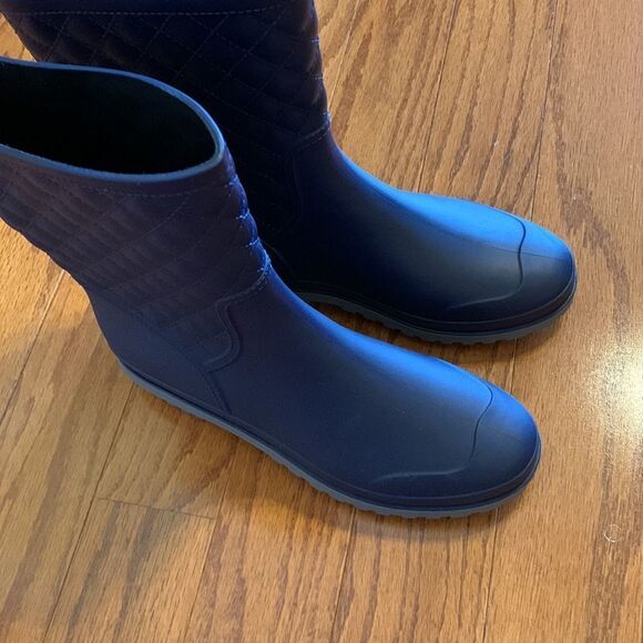 Size 8.5 navy blue rubber boots.  NWOT - Picture 5 of 9